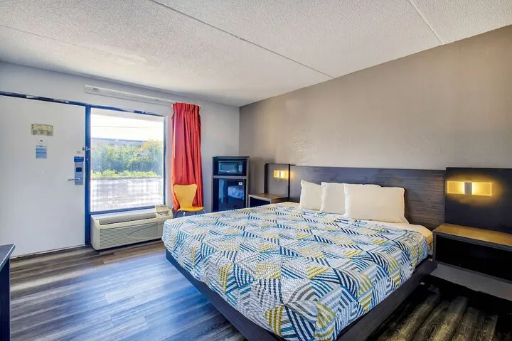 Room 4 of 25