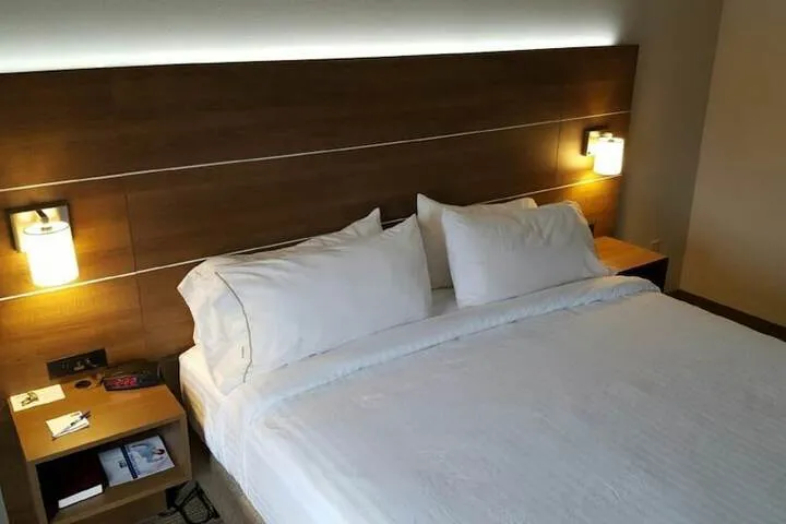 Room 4 of 34