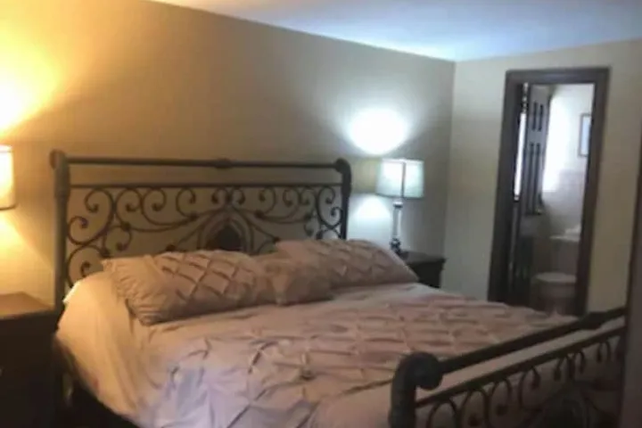Room 4 of 28