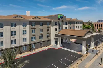 Holiday Inn Express & Suites Fresno (River Park) Hwy 41 by IHG