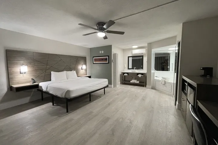 Room 5 of 77