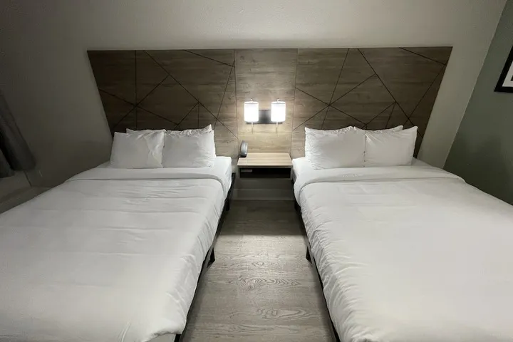 Room 4 of 77