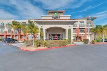 Holiday Inn Express & Suites Lake Elsinore by IHG