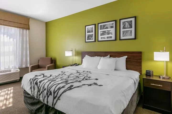 Room 4 of 33