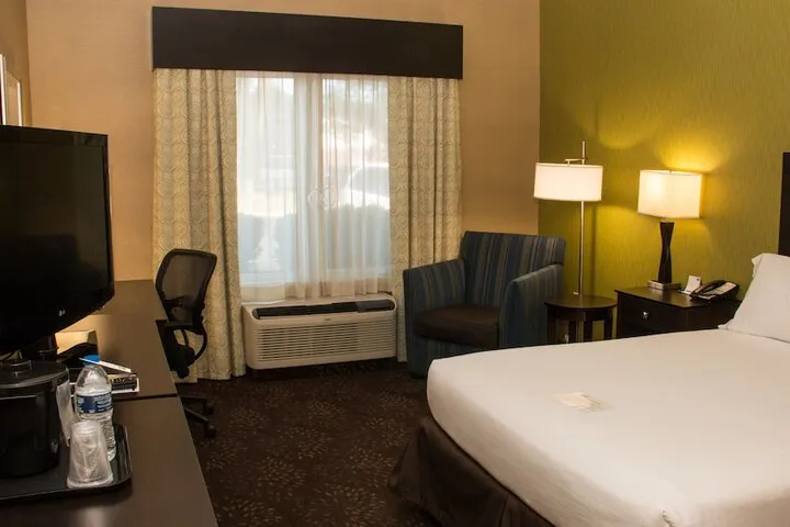 Room 4 of 73