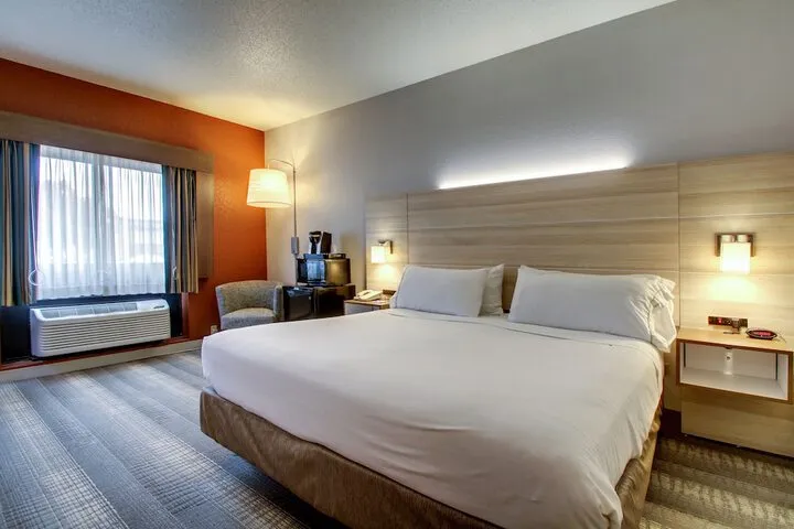 Room 3 of 40