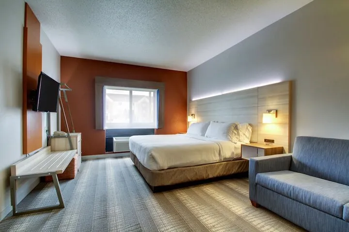 Room 4 of 40