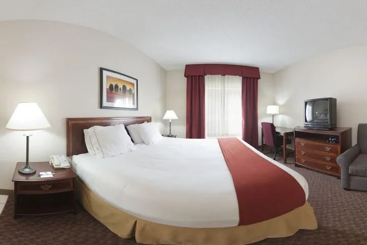 Room 5 of 9