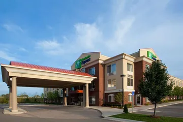 Holiday Inn Express & Suites Detroit - Farmington Hills by IHG
