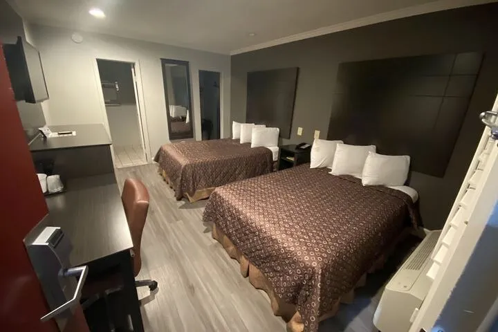 Room 4 of 61