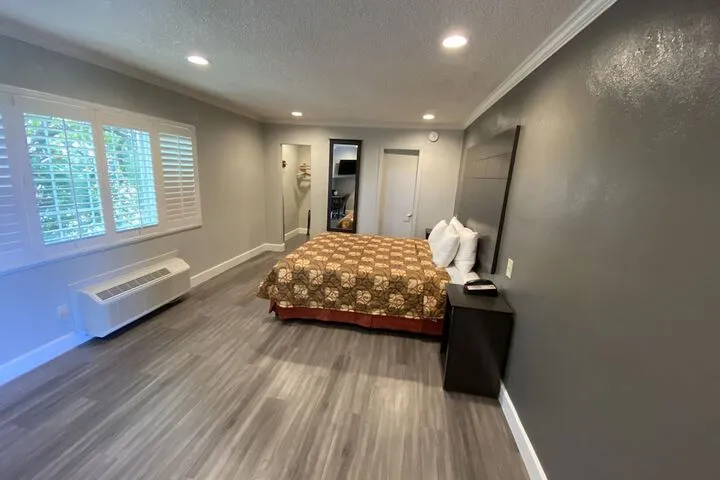 Room 5 of 61