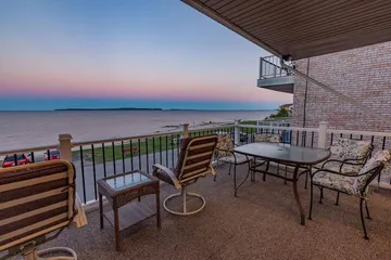 Days Inn & Suites by Wyndham St. Ignace Lakefront