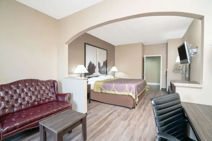 Room 5 of 16