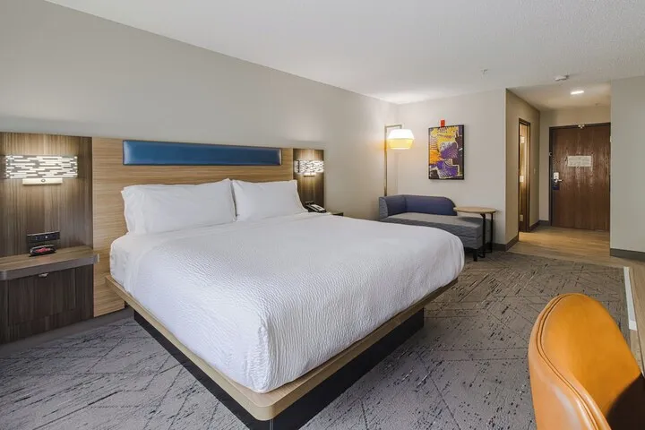 Room 5 of 76