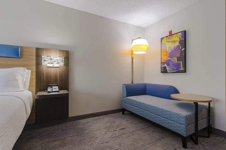 Room 3 of 76