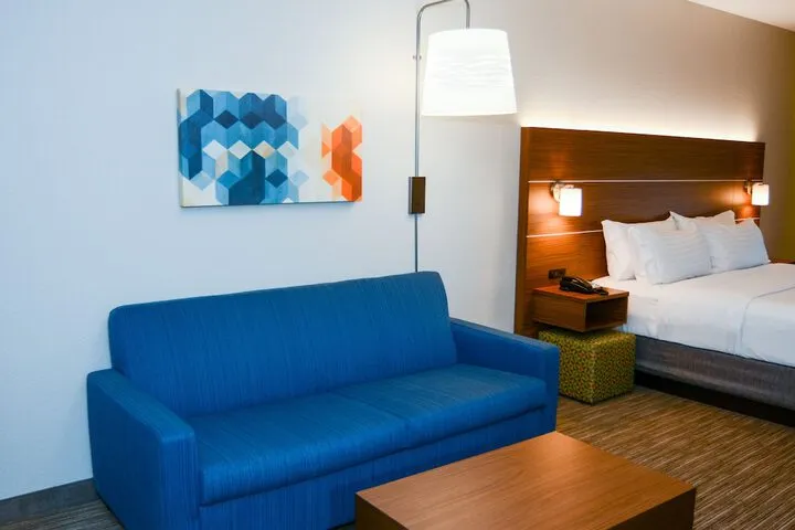 Room 4 of 28