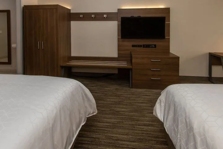 Room 4 of 137