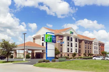 Holiday Inn Express & Suites Shawnee by IHG