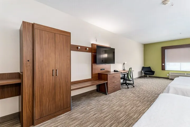 Room 2 of 83