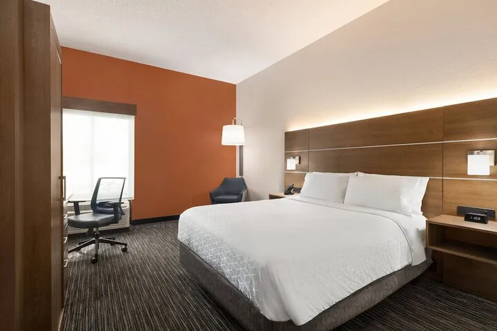 Room 4 of 36