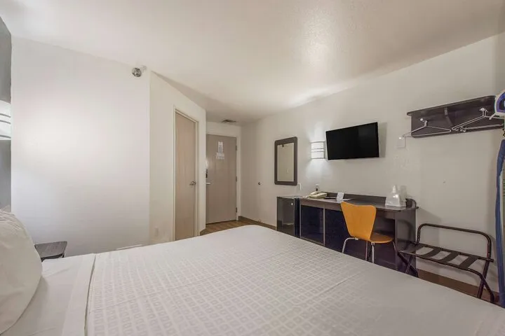 Room 5 of 28