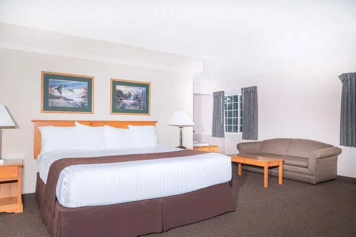 Room 4 of 16