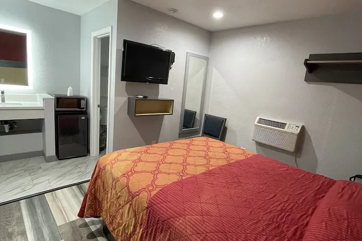 Room 3 of 28