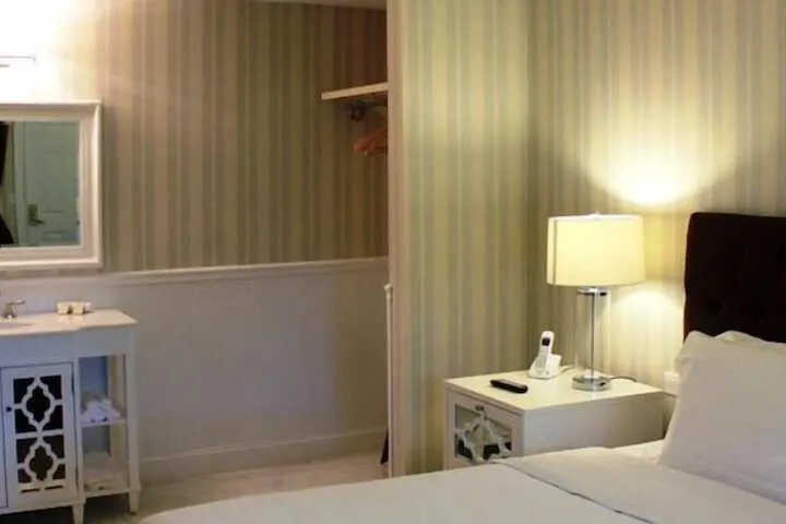 Room 5 of 7