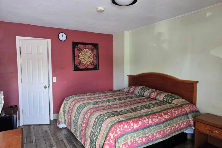 Room 4 of 8