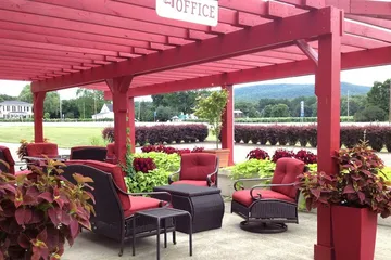 Vinehurst Inn & Suites