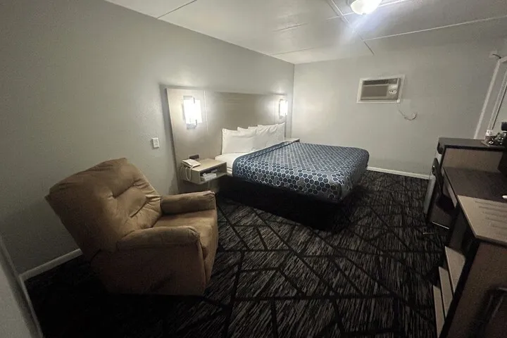 Room 4 of 40