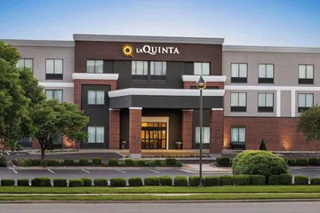 La Quinta Inn & Suites by Wyndham Springfield Airport / Rte 66