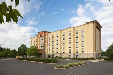 Hampton Inn Neptune / Wall