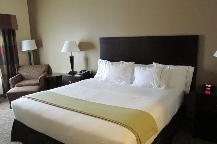 Room 2 of 75