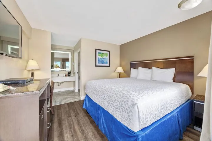 Room 4 of 17