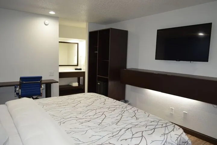 Room 4 of 25