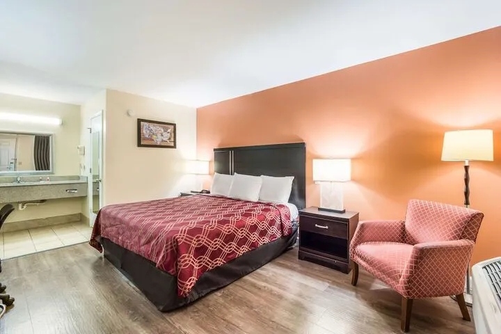 Room 4 of 18