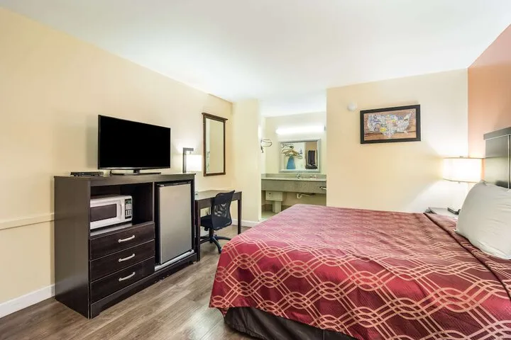 Room 5 of 18