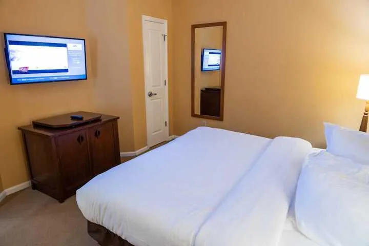 Room 4 of 115