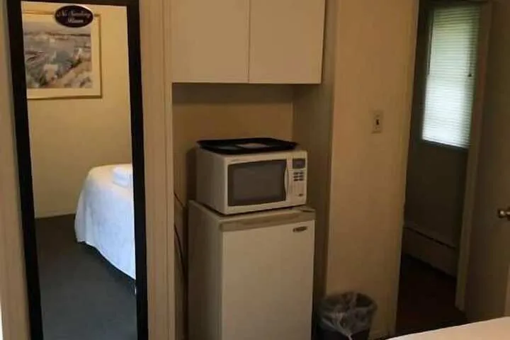 Room 4 of 8