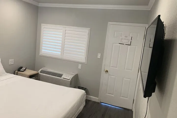 Room 4 of 15