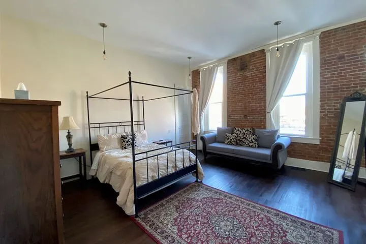 Room 4 of 83