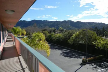 Oakridge Inn