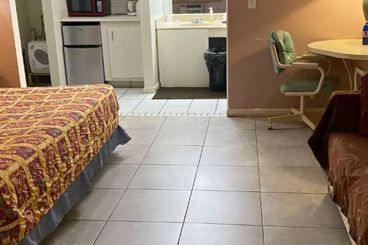 Room 4 of 8