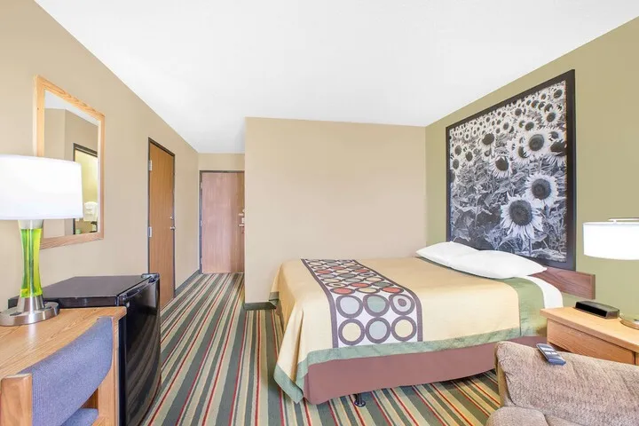 Room 4 of 16