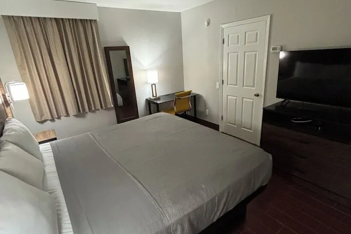 Room 4 of 92