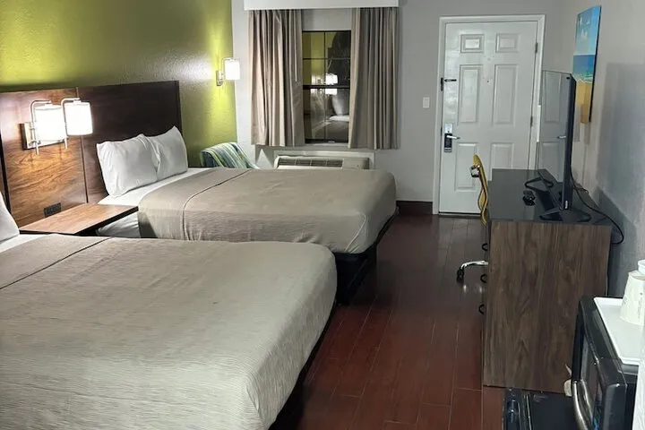 Room 5 of 92