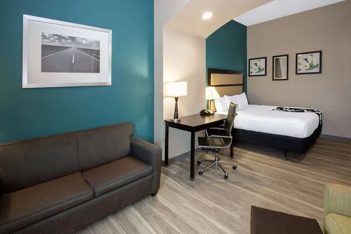 Room 4 of 33