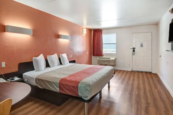 Room 4 of 30