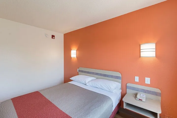 Room 4 of 32